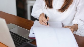 Чи можна використовувати DeepL перекладач для перекладу документів?